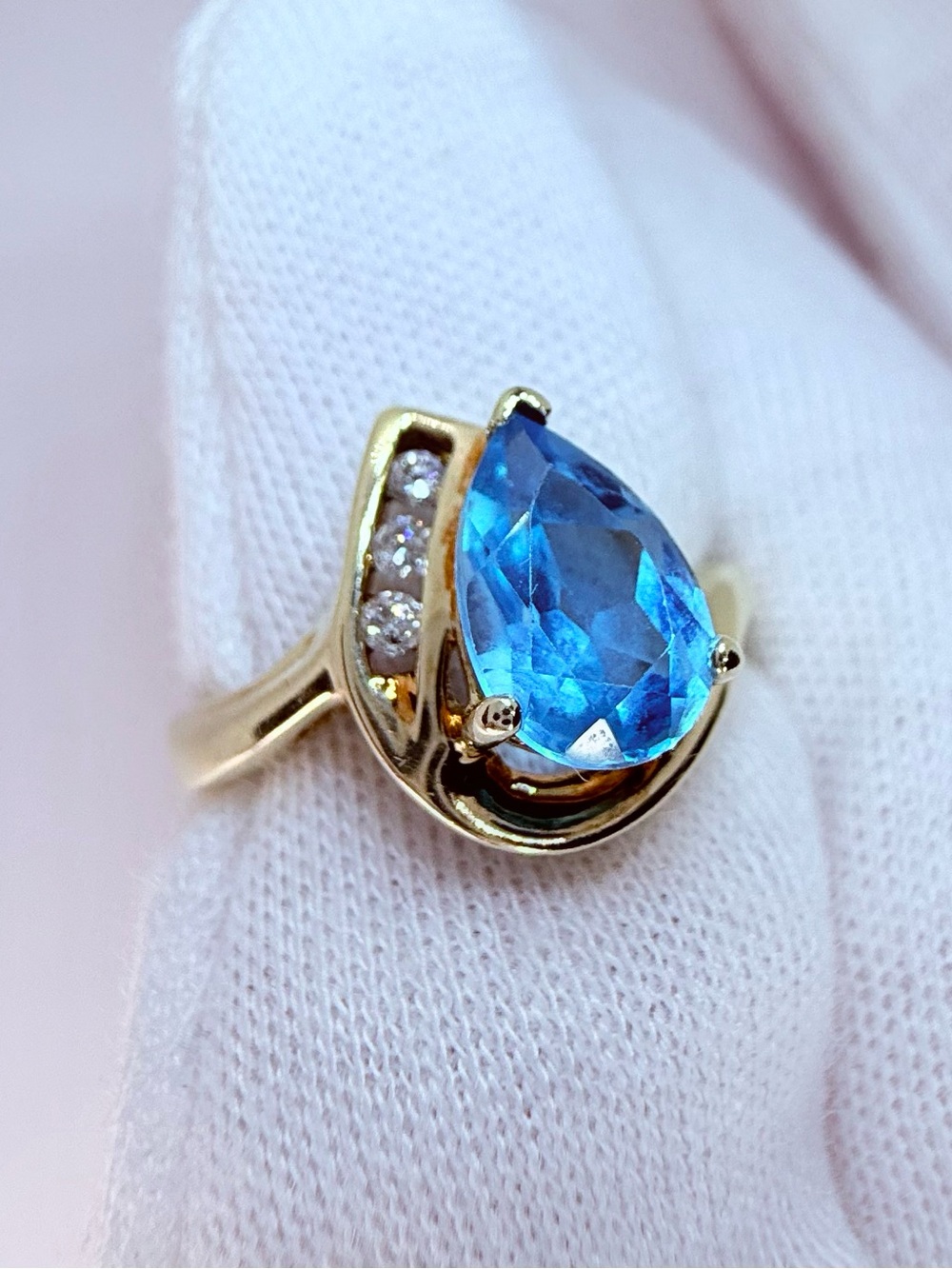 ✨Vintage 10K Yellow Gold Pear Cut Blue Topaz & Diamond Accent Ring! ✨
